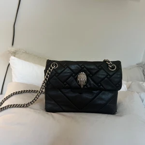 Kurt Geiger väska - Säljer min älskade Kurt Geiger väska, den är i använt skick men fortfarande väldigt fin! Nypris ca 2200kr😍😍