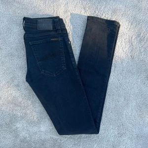 Nudie jeans  - Säljer nu dessa nudie jeans i storlek 27/34 nypris ligger runt 1600kr men vårt pris är endast 499kr skick 8/10 Fraktar spårbart med PostNord 