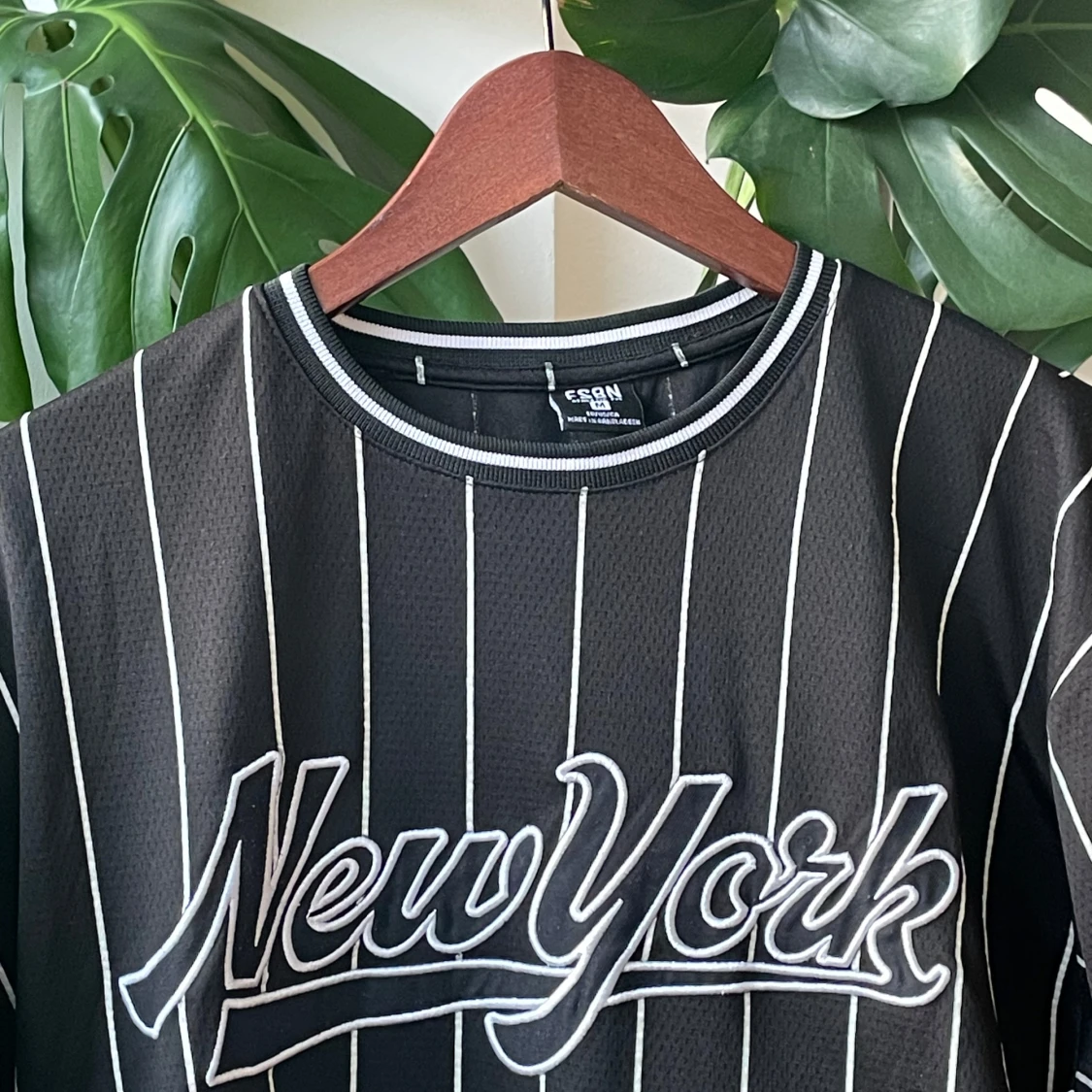 Svart randig New York pikétröja