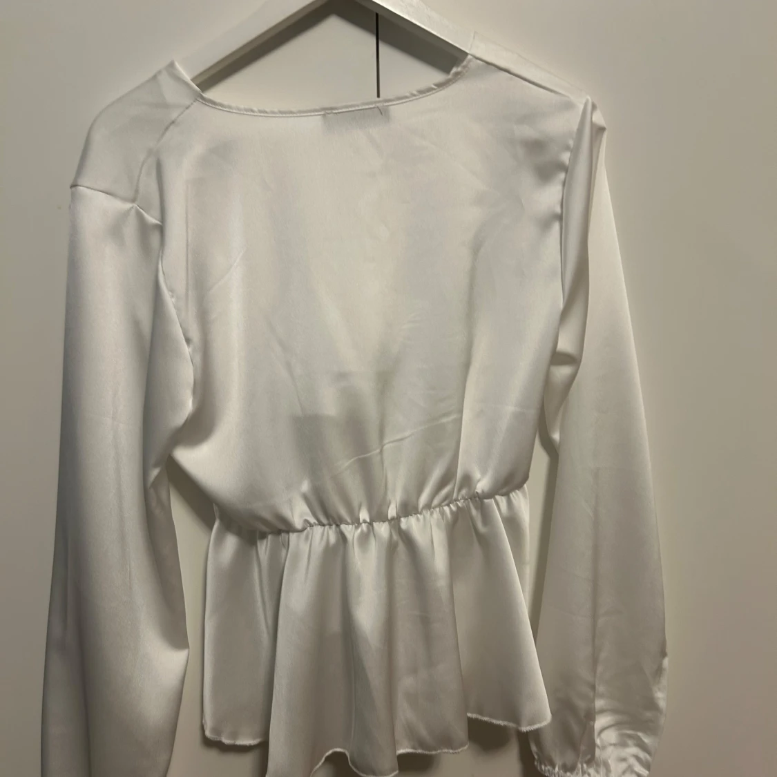 Vit omlottblus med knyt från Missay - 1