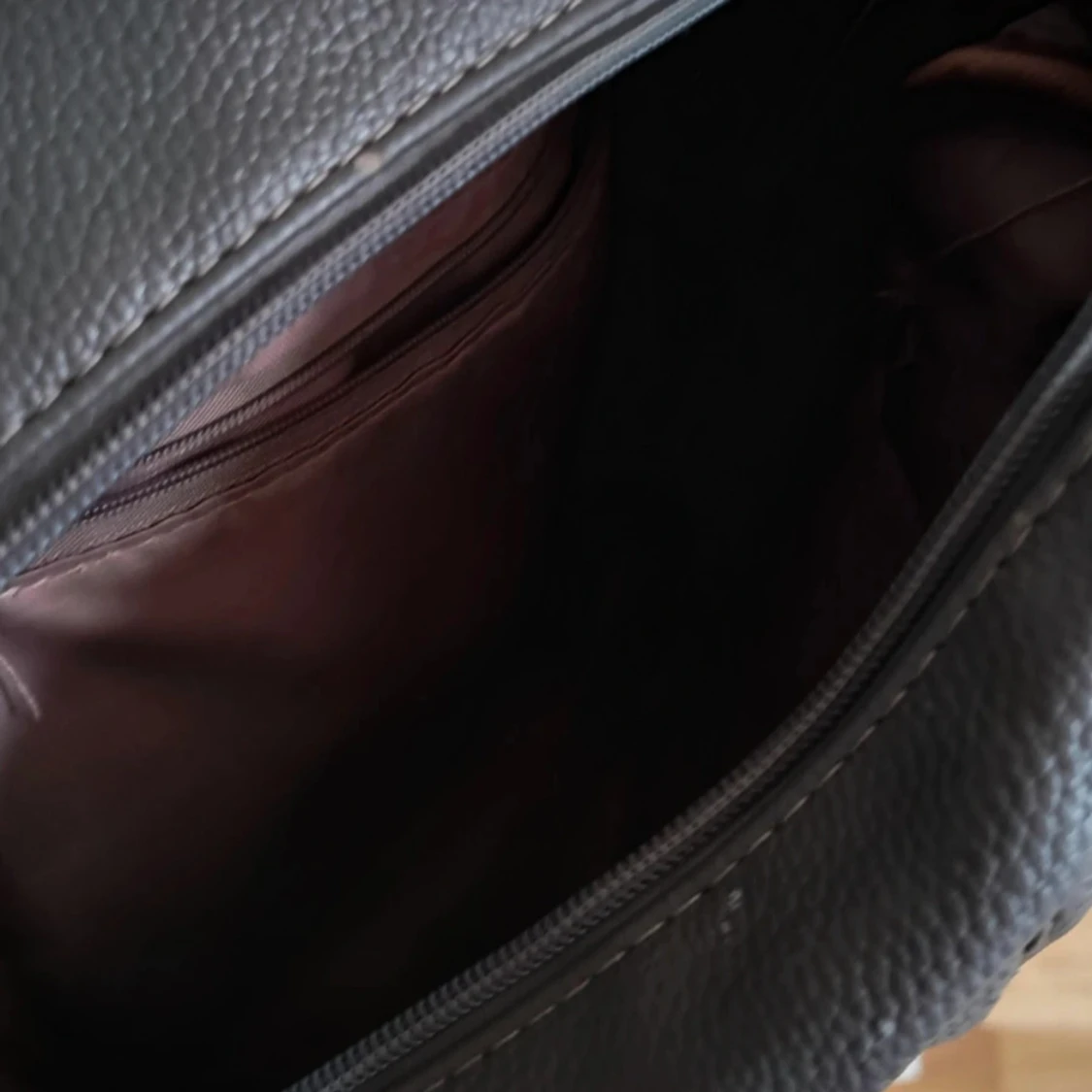 Grå ryggsäck i skinnimitation - 2