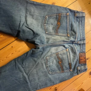Nudie Jeans Steady Eddie - Snygga blå jeans från Nudie Jeans, använda två gånger, typ så gott som nya. W 30 L 32. 