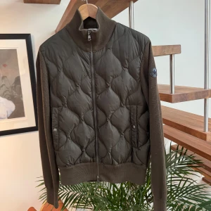 Moncler cardigan  - Moncler cardigan kahki/olive grön. Storlek L passar S/M. skick 8/10, inga större defekter. Black label = rare modell. 