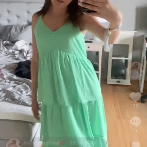 Mintgrön långklänning med volanger - jag säljer denna uuuuuur snygga mintagröna klänningen nu för att den tyvärr inte kommer till användning längre 💞! Passar verkligen till vilket tillfälle som helst! 