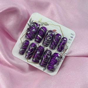 DarkOrbit (S);Medium Square - Snygga press-on naglar i metalliclila med silverglitter och swirlmönster. Dekorerade med små pärlhjärtan för extra bling. Naglarna har en Sqaure design och kommer i storlek S: 15 mm, 11,5 mm, 12 mm, 11 mm, 9 mm. Perfekt för dig som vill ha en unik och trendig look.