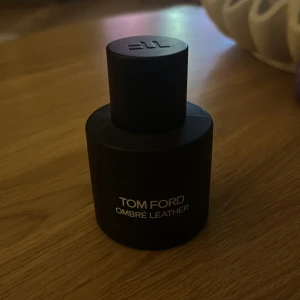 Tom Ford Ombré Leather 50ml EdP parfym - Tom Ford Ombré Leather Eau de Parfum. Flaskan rymmer 50 ml.        Passar bra med kostym eller vardaglig användning. Parfymen är använd fåtal gånger. 