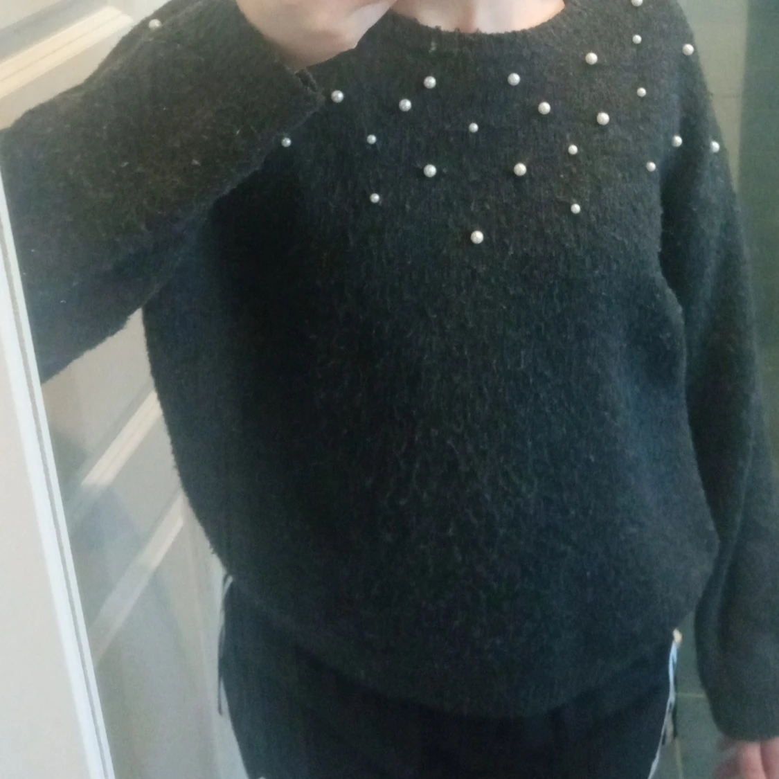 Mörkgrå stickad tröja med vita pärlor