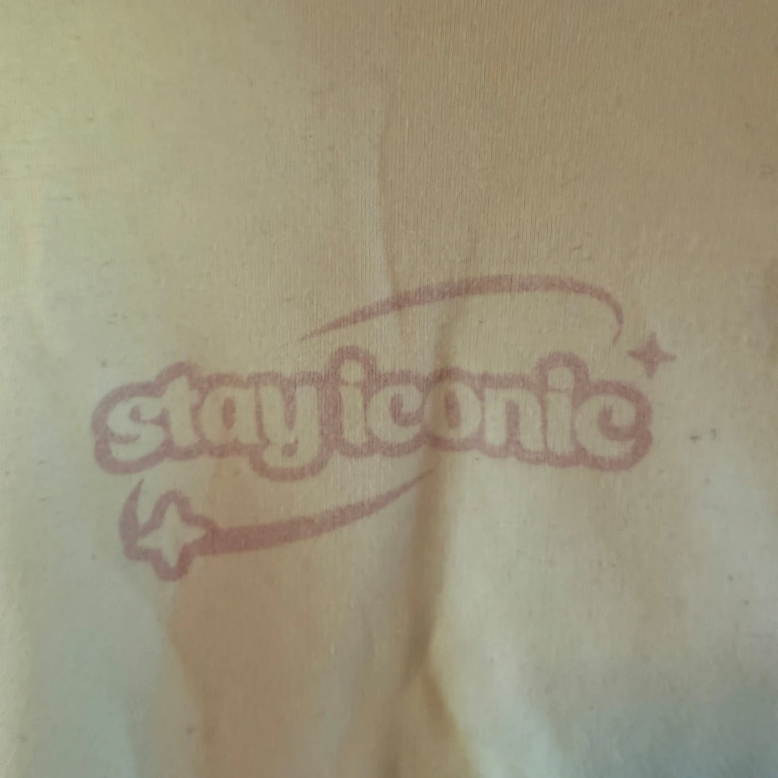 Vit sweatshirt med rosa tryck - 1