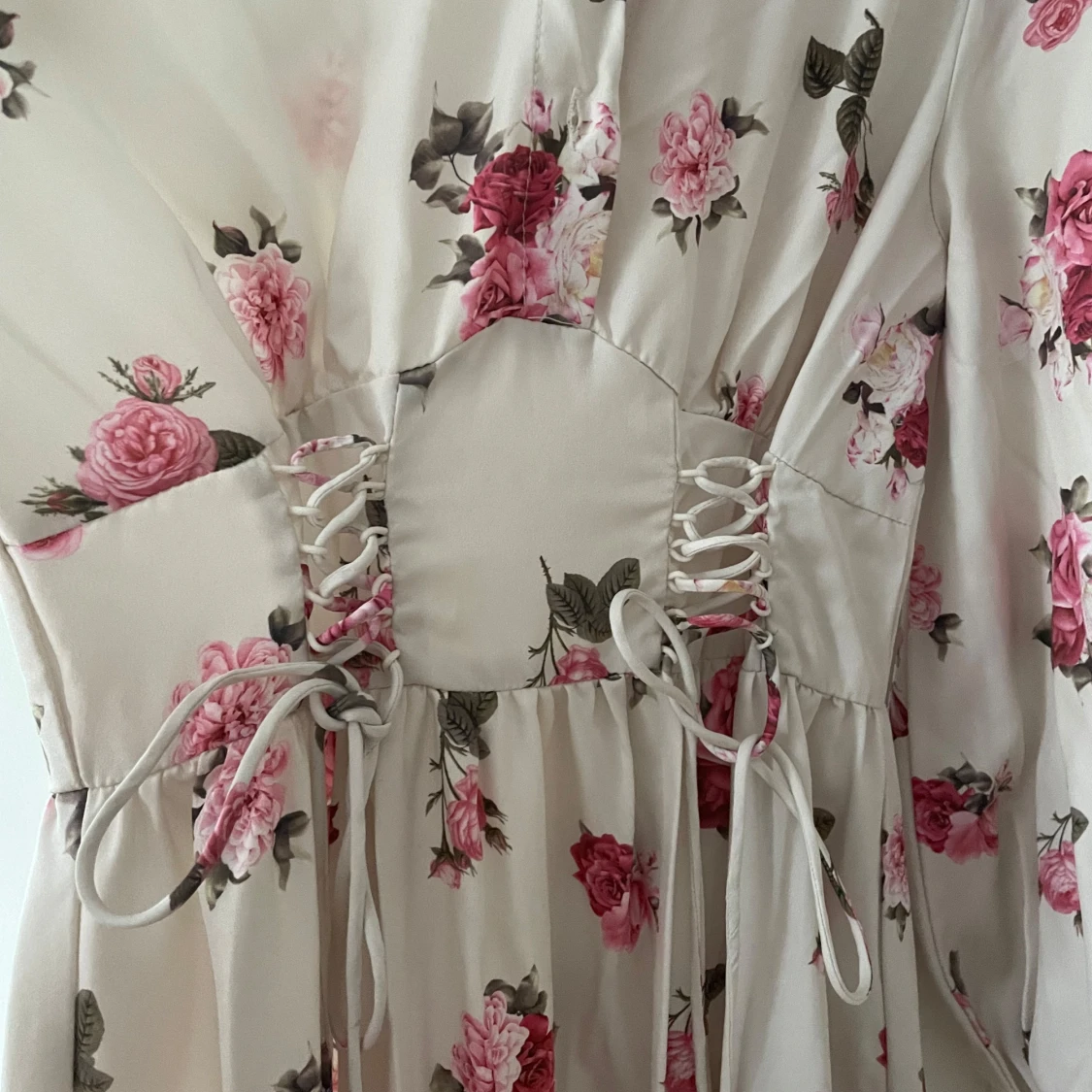 Blommig långklänning med snörning - 1