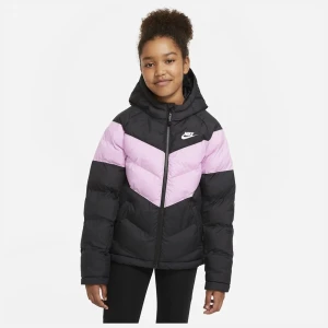 Nike vinterjacka - Säljer nu min älskade jacka då den blivit förliten🥲 Mamma köpte den för 799 men den är slutsåld överallt❤️ Passar alla från Xxs-S beroende på hur ni vill att den ska sitta❤️ Obs den är i barnstrl!! 