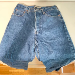 Levi's jeans - Klassiska blå jeans från Levi's, lös passform. Snygga kontrastsömmar och ikonisk läderpatch baktill. Perfekta för sommaren och lätta att matcha med allt❤️