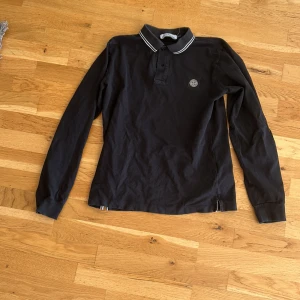 Stone Island långarmad piké  - Extremt snygg stone Island rugby tröja || köpt på zalando så borde ha kvitto på mobilen någonstans men den är såklart äkta|| hyfsat sällsynt och den är slim fit || känn dig fri att kontakta mig om du har några frågor😊🙌