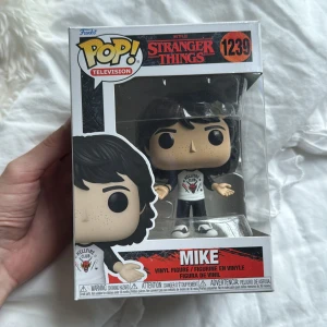 Stranger Things: Mike (Funko Pop! #1239) - Cool Funko Pop! vinylfigur av Mike från Stranger Things, perfekt för fans av serien. Samla hela gänget och visa upp din kärlek till Netflix-succén! En grym detalj till din hylla eller samling. Pris kan diskuteras!