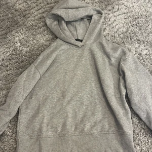 Grå hoodie Zara - Vääärldens snyggaste hoodie från Zara i storlek S, säljer pga att jag inte använder den nå mer. Ge jättegärna prisförslag!