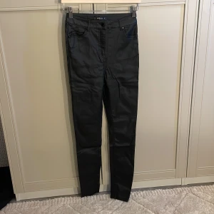 Skinn byxor - Svart högmidjade skinnbyxor i storlek S från New yorker, aldrig använda