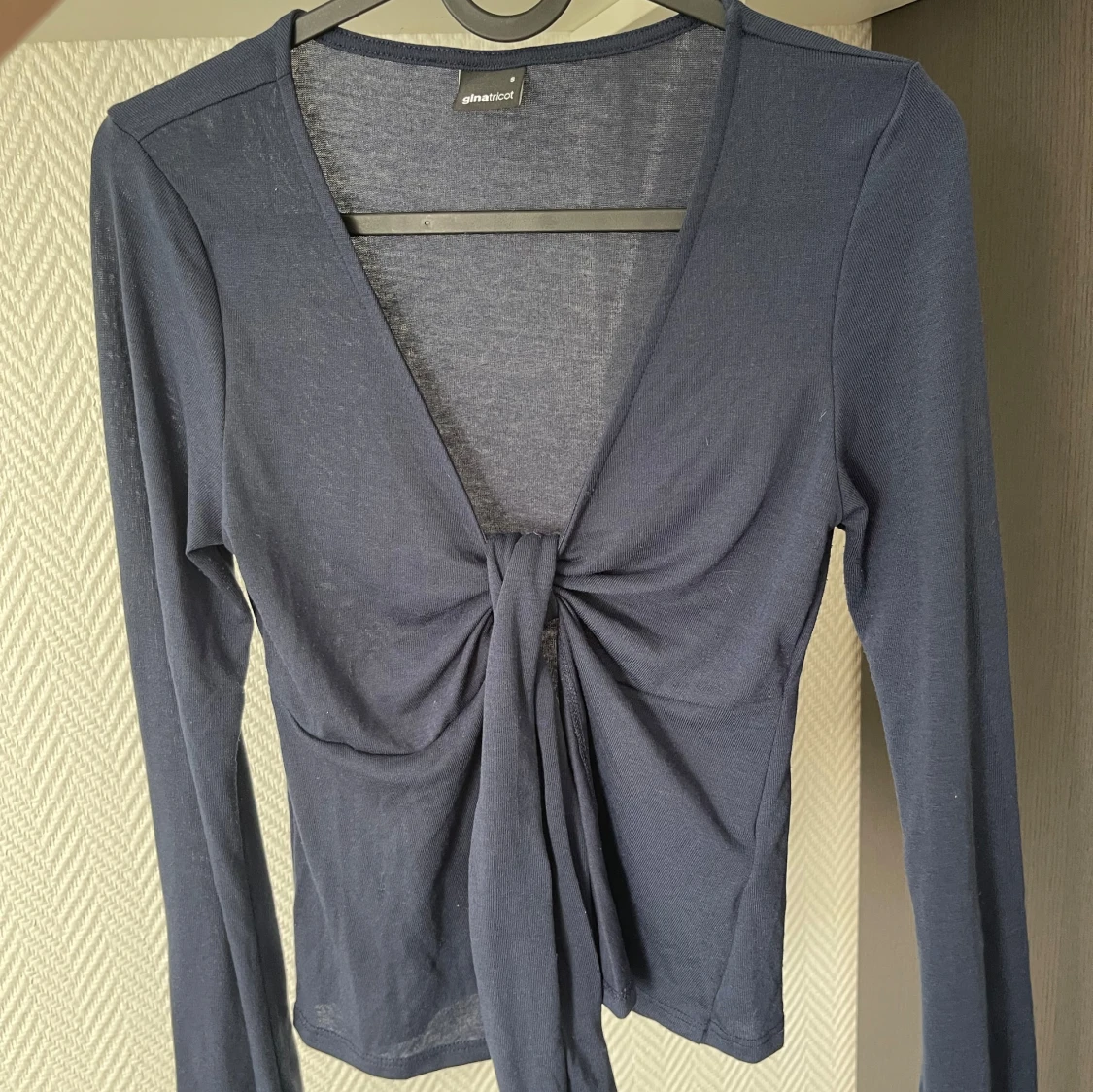 Mörkblå topp från Gina Tricot
