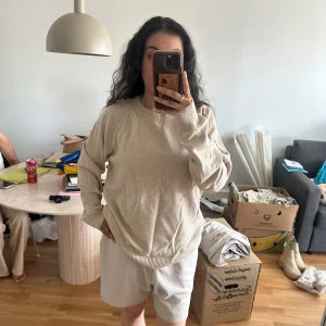 Stickad tröja  - - använd ett flertal gånger men är i bra skick