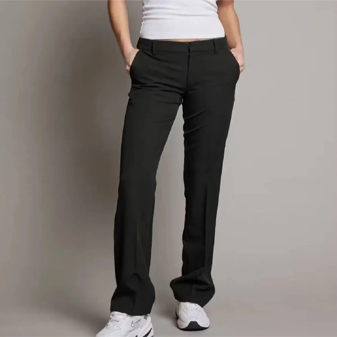 Svarta kostymbyxor med raka ben
