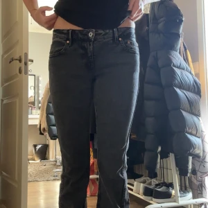 Snygga jeans - Skitsnygga jeans från Gina men snygga detaljer på fickorna, använda en gång så som nya💞 lågmidjade bootcut och detaljer på fickorna