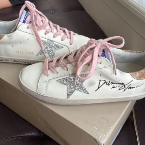 Golden Goose Superstar sneakers med glitter - Golden Goose Superstar sneakers i vitt skinn med silverglittrig stjärna på sidan och rosa snören. Storlek 40. ❤️Helt oanvända