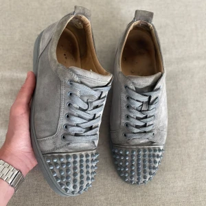 Christian Louboutin Grey  - Christian Louboutin Grey! Nypris ligger på 10.000 kr! Såklart är dem äkta bevis finns! Skorna är 7/10 skick. Skriv vid frågor. Endast seriösa bud! Skorna är uk 7,5 de passar bäst 41,5 - 42,5 