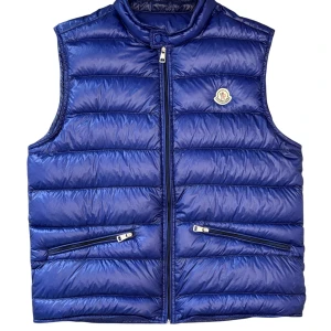 Moncler väst royal blue - Säljer min Moncler väst i storlek 5 (sitter som M-L). 9/10 skick, endast en mini reva (se bild 3). Självklart äkta! DM vid intresse!