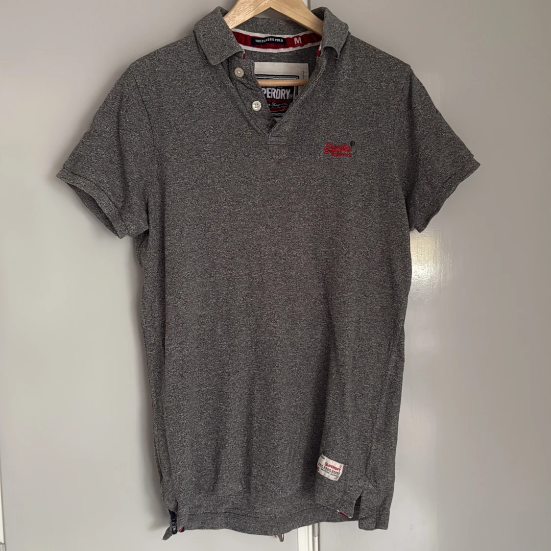 Grå pikétröja från Superdry Medium