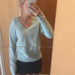 Ljusblå v-ringad tröja från GANT - Superfin ljusblå v-ringad tröja från GANT med broderad logga på bröstet. Nästintill aldrig använd och i väldigt bra skick ❤️