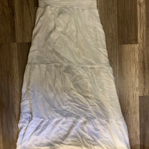 Vit lång kjol - Vit långkjol från lager i xs. Bra skick använd få gånger. Low waist