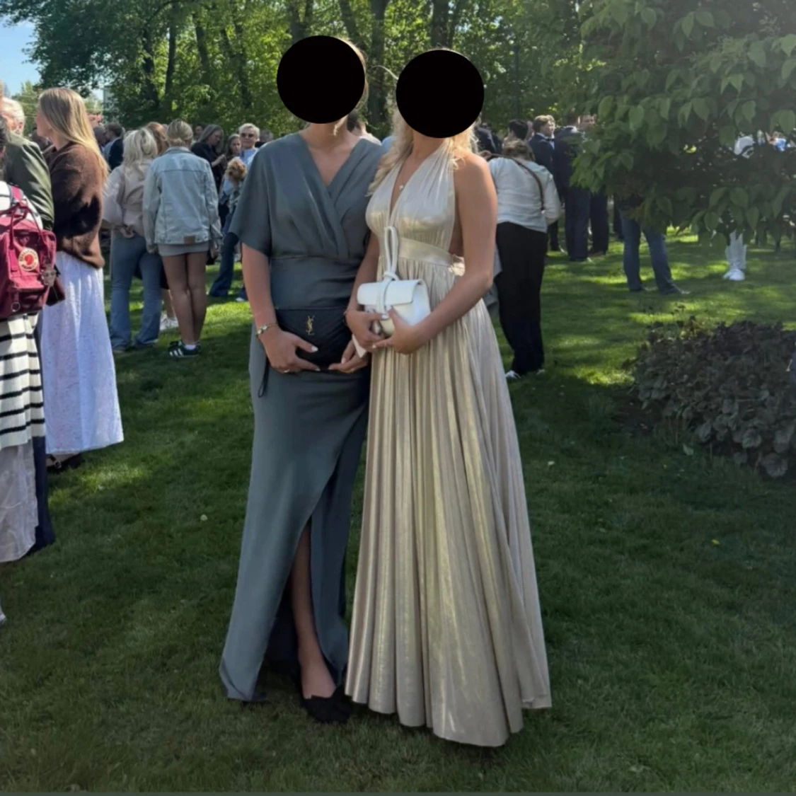 Guldig långklänning med halterneck - 3