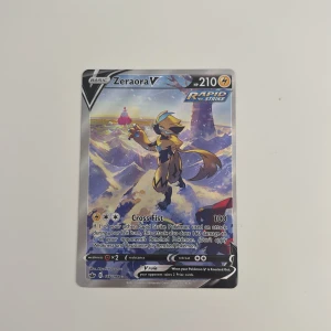 Zeraora V - Cool Pokémonkort med Zeraora V Rapid Strike! Perfekt för samlare och spelare som vill boosta sin lek med en kraftfull och snygg karta. Kortet har färgstark illustration och är ett måste för alla Pokémonfans. Kortet är i riktigt fint skick och självklart äkta, skicket är fint då jag hade iallafall gett det en 9/10, ifall ni har några frågor hör gärna av er, ifall ni är intresserade av pokemon kort kolla gärna mer på min profil!