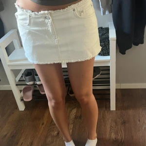 Jeanskjol  - En lågmidjad jeanskjol från Bershka. Midjemått - 82 Längd - 27