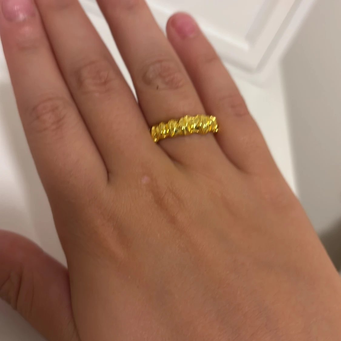 Guldig chunky ring med hjärtan - 1