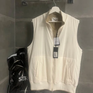 GRAN SASSO VÄST - Hola 👋🏼• Säljer denna sprillans nya Gran Sasso västen från Ströms• Skick 10/10• Storlek L sitter lite mer åt M hållet men passar båda• Färg/ Vit,beige mer åt de vita hållet • Pris 3300kr, ny pris 4400kr• För mer frågor och bilder skriv dm• Caio👋🏼