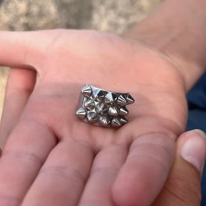 Silvrig Edblad ring med nitar - Super snygg Edblad ring till salu! Typ helt ny! Ej använd mycket