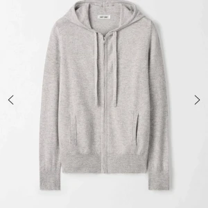 Soft goat zip  - Ljusgrå zip grön Soft Goat i storlek XS!💓fin i färgen men har ett hål vid slutet av ärmen och ett hål vid armbågen! Nypris är 2 695 kr! Den är väl använd men tycker fortfarande att den är fin! Har varit och är min favorit tröja💓öppen för prisförslag