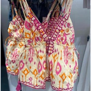 Mönstrad linnetopp från Zara  - Säljer en mönstrad linnetopp från Zara, väldigt fin men jag tycker inte den passar på mig. I storlek S och väldigt bra skick, skriv för bilder eller frågor💕💕💕