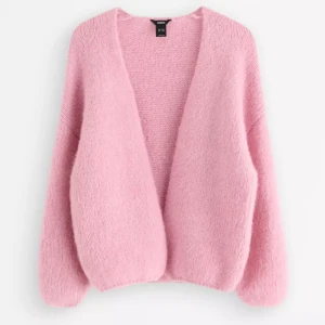 Stickad kofta från Lindex  - Supermjuk och fluffig rosa stickad kofta från Lindex. Inte använd så mycket 💗Säljer då jag vill köpa den i en annan färg.
