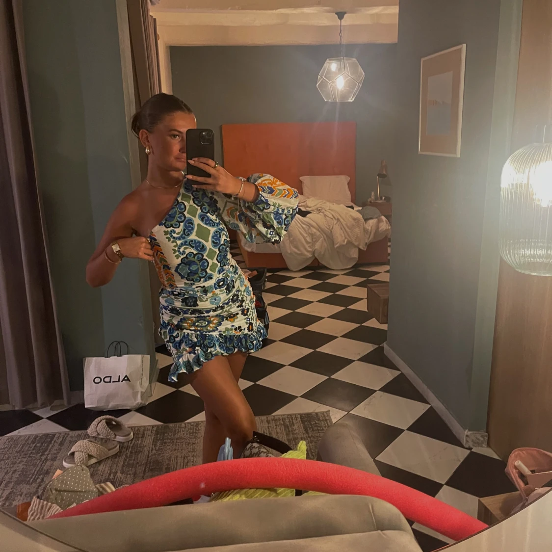 Blommig one shoulder kortklänning