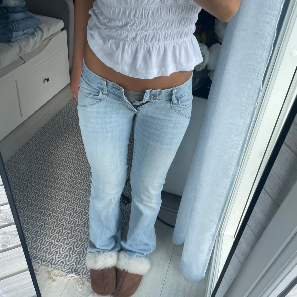 Ljusblå bootcut jeans låg midja