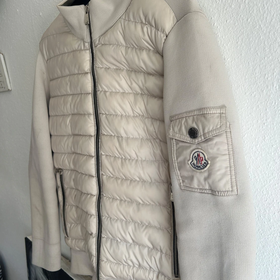 Beige pufferjacka från Moncler