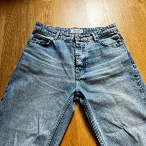 Ljusblå jeans från Just Junkies - Säljer ett par ljusblå jeans från Just Junkies i storlek 32/32, knappt använda. Straight/loss fit skulle jag säga.