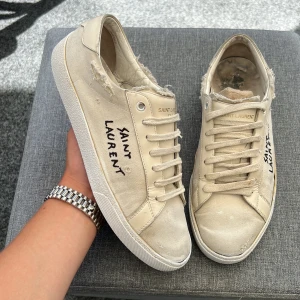 Saint Laurent skor - Snygga Saint Laurent skor! | Size 42 fits 43! | Skick 7/10 sulan är lite missfärgad | Självklart äkta! |  Box ingår! Kan gå ner i pris vid snabb affär| Hör av dig vid intresse🤩 