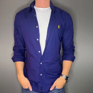 Ralph lauren skjorta - Hej säljer nu min fina Ralph lauren skjorta i storlek M. Den är i nyskick och kommer vara otroligt snygg på sommaren. Nypris cirka 1600kr! Vi kommer att sälja liknande produkter nu i sommar så glöm inte följa profilen!🌊🍾