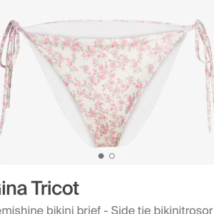 Blommigt bikiniset från Gina Tricot - Supersöt bikiniset från Gina Tricot med vitt tyg och små rosa blommor. Klassisk trekantsmodell upptill och bikinitrosor med knyt i sidorna. Storlek S i båda, använt lite🩷🩷