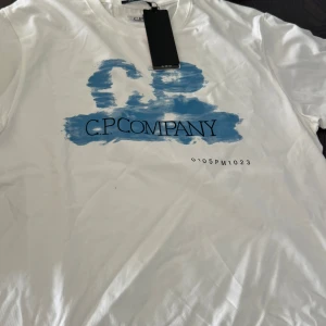 C.P. Company Tshirt - Säljer riktigt fett cpcompany T-shirt som är perfekta nu till sommaren🏖️ | Garanterat att du får alla brudar när du använder cpcompany T-shirt |  helt ny storlek M men passar S skriv vid frågor 🙌