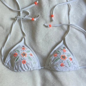 Bikini överdel - Så fin bikini topp med brodering o pärlor⭐️🌺