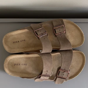 HELT NYA - Beige sandaler från Pier One - Säljer Birkenstocks liknande tofflor från Pier One som är helt nya, endast testade | Köptes för 389kr som ni kan se på bilden men säljer då dem inte kommer tillanvändning och är för första. | Storlek 42 | Skick 10/10