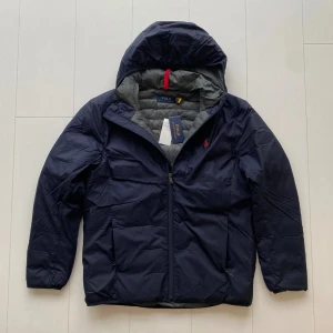 Ralph lauren jacka  - Tja säljer nu denna Ralph lauren jacka i väldigt bra skick!  Jackan är i storlek M! Nypris 4295kr! Skriv vid frågor eller bilder! Vid snabbaffär=bättre pris. OBS! Det här är gamla bilder och tagsen finns inte kvar! 