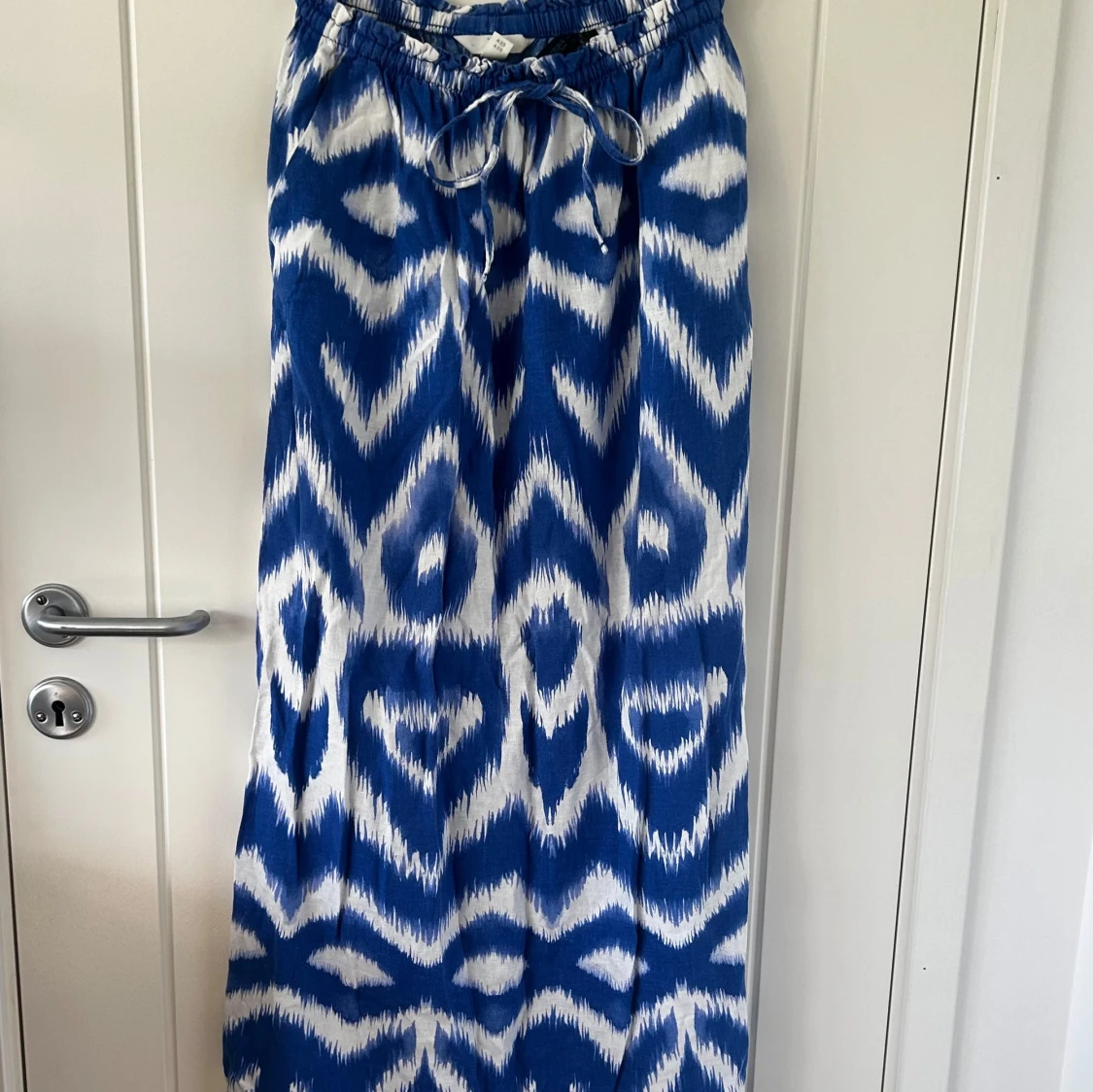 Blåvit långkjol från H&M i linneblandning